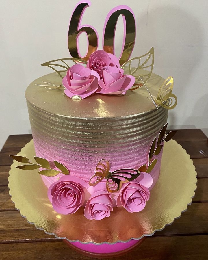 bolo rosa com dourado