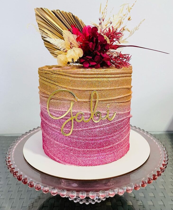 bolo rosa com dourado