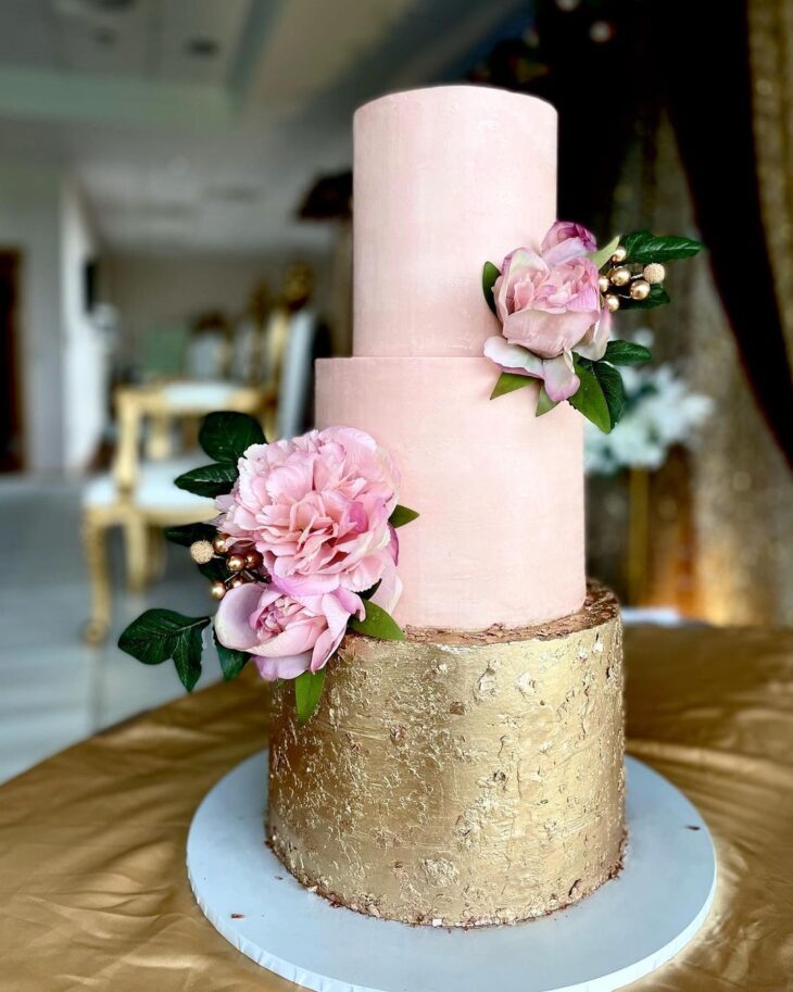 bolo rosa com dourado