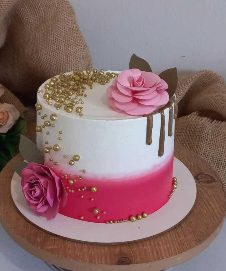 bolo rosa com dourado