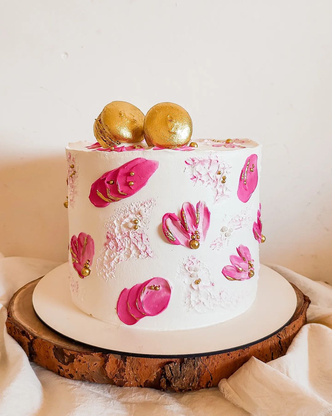 bolo rosa com dourado