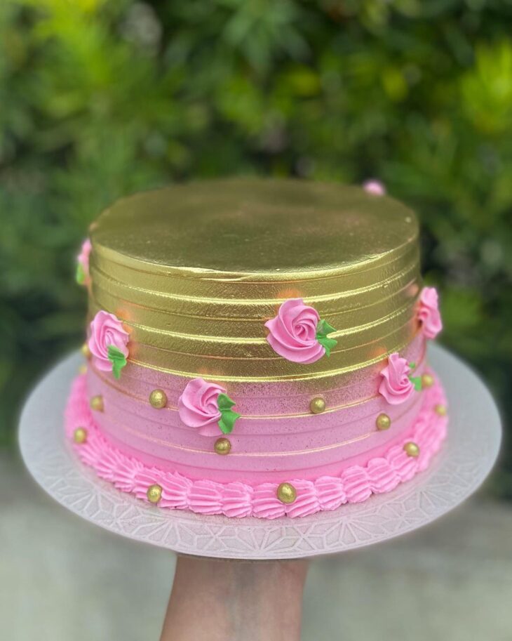 bolo rosa com dourado