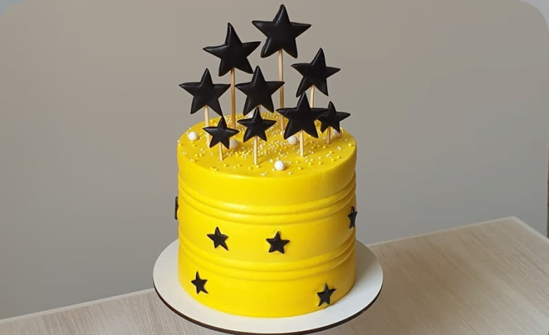 80 modelos de bolo amarelo que remetem à alegria e ao otimismo