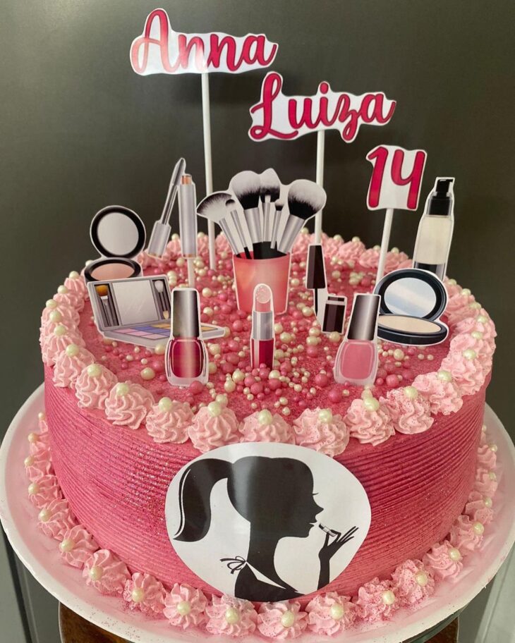 bolo de maquiagem quadrado: #bolosdecorados #festalinda  #aniversárioinfantil #aniversario18 #aniversario