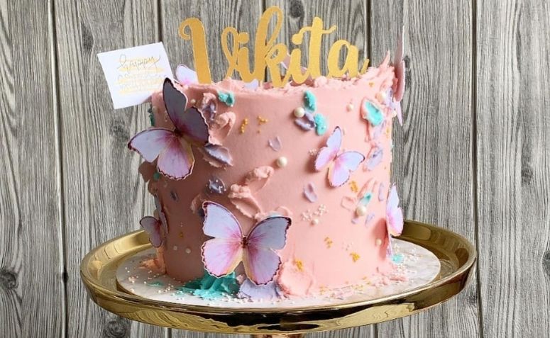 Bolo Femenino Decoração simples com Borboletas - Karine Cakes