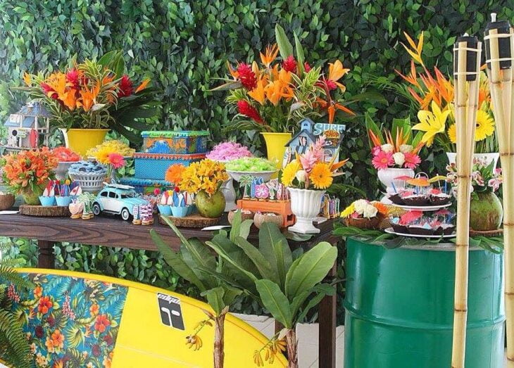 Festa havaiana: dicas + 85 ideias coloridas para um evento tropical
