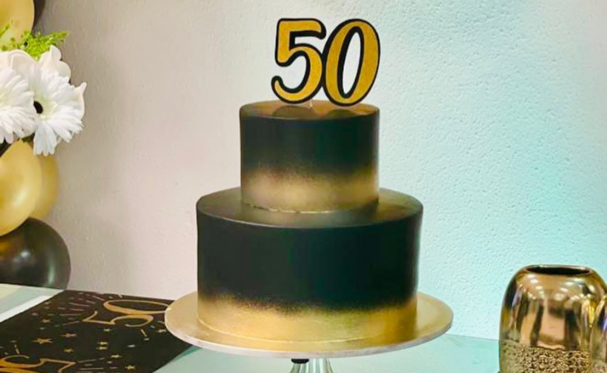 Bolo de 50 anos: 80 ideias para iniciar a nova década muito feliz  Bolo de 50  anos, Bolo de aniversário rústico, Bolo de aniversário de 50 anos