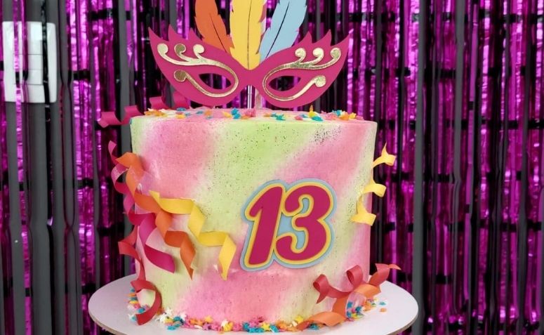 40 ideias de bolo de Carnaval para todo mundo pular de alegria