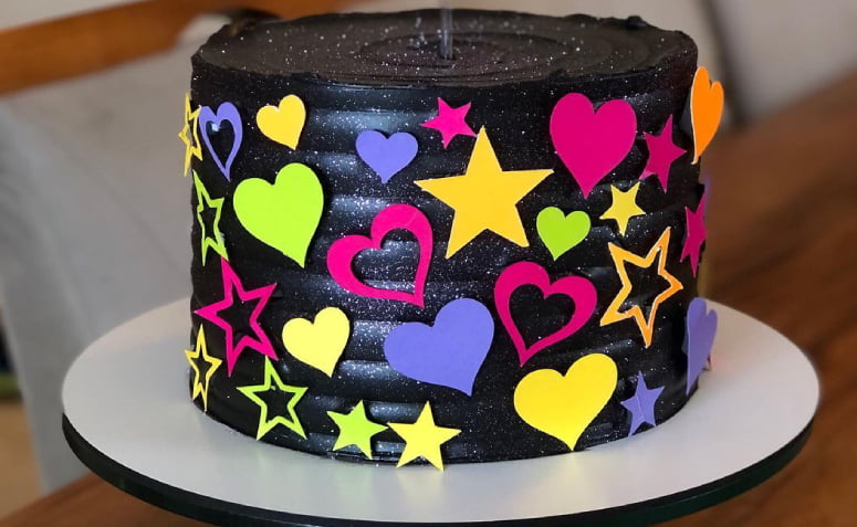 100 ideias de bolo neon que vão te apaixonar