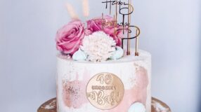 Celebre mais um ciclo da vida com um bolo de aniversário feminino