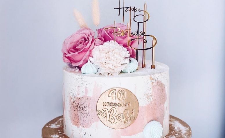 Celebre mais um ciclo da vida com um bolo de aniversário feminino
