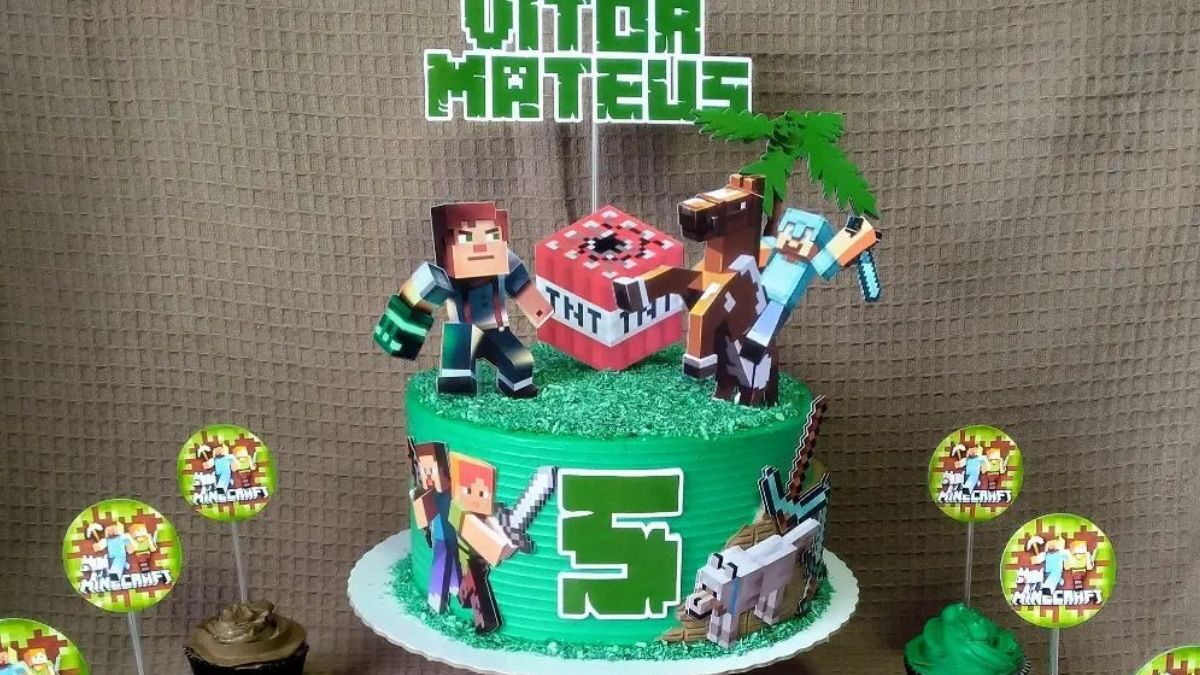 Bolo De Aniversário Para Fã De Um Jogo Minecraft Sobre Fundo Branco. Bolo  Para Um Guelezinho Decorado Com Grama Verde Comestível Imagem Editorial -  Imagem de ilustrativo, computador: 250834155