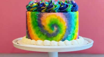 70 fotos e tutoriais de bolo tie dye que vão colorir sua festa