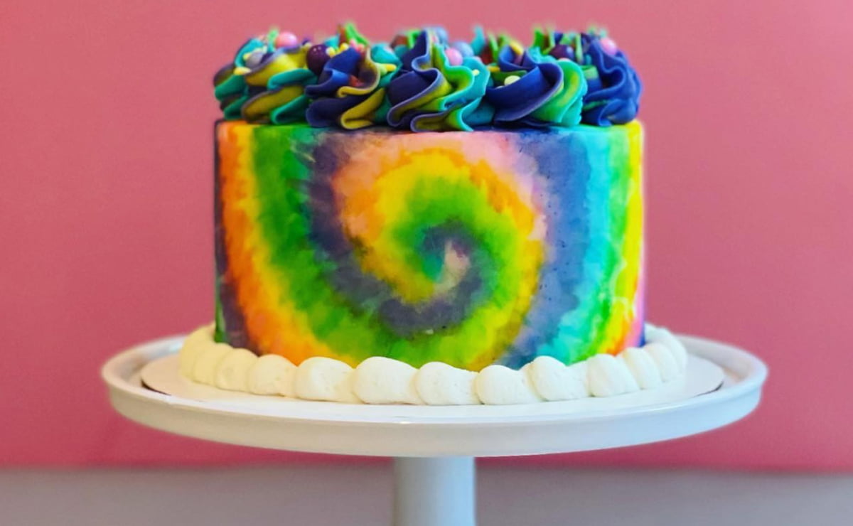 70 fotos e tutoriais de bolo tie dye que vão colorir sua festa