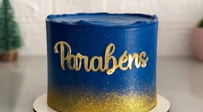 30 combinações de bolo azul com dourado para um aniversário de realeza