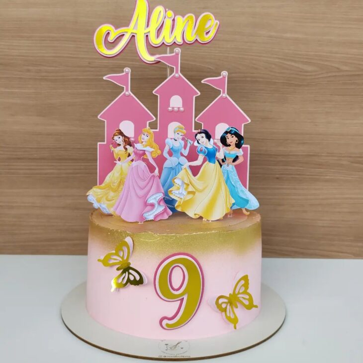 Bolo de aniversário infantil princesa realeza decorado com pasta americana  em Fortaleza-CE 