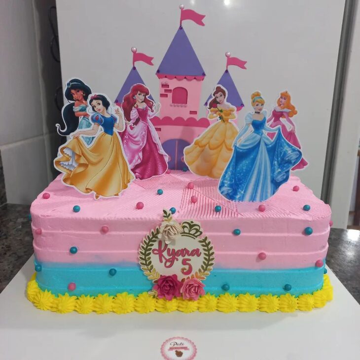 Bolo cor de rosa com princesas Disney™ - Entrega Grátis em 24h - ChefPanda