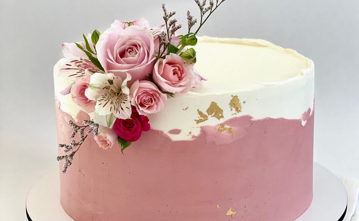 Bolo feminino rosetas rosa  Bolo, Bolo de chantininho, Bolo de chantilly