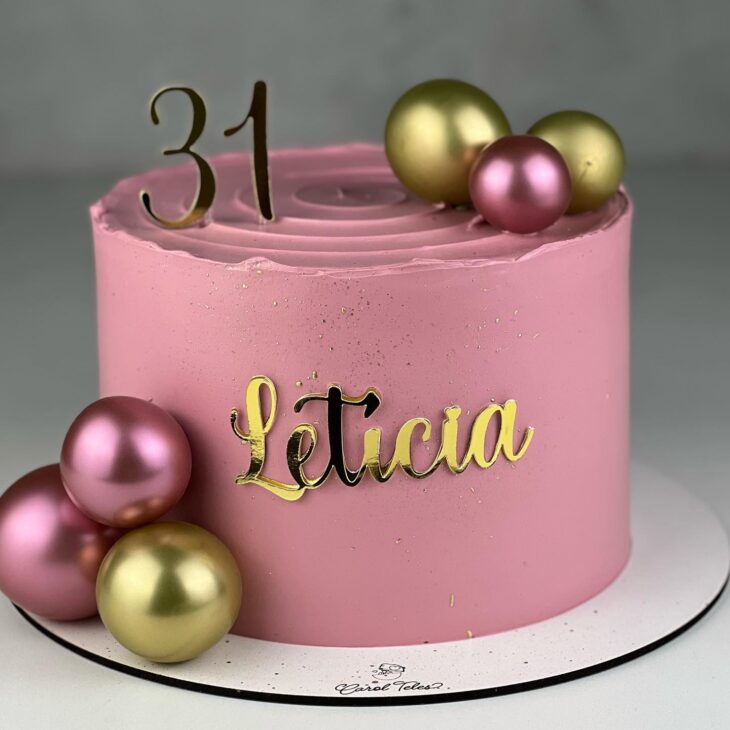 Cristiany (Cris Cavalcante) on Instagram: “Delicado e lindo de viver! Por …   Decoração do bolo de aniversário, Belos bolos de aniversário, Bolo de  aniversário rosa