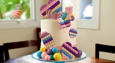 Bolo Pop It: que tal um docinho para acalmar os nervos?