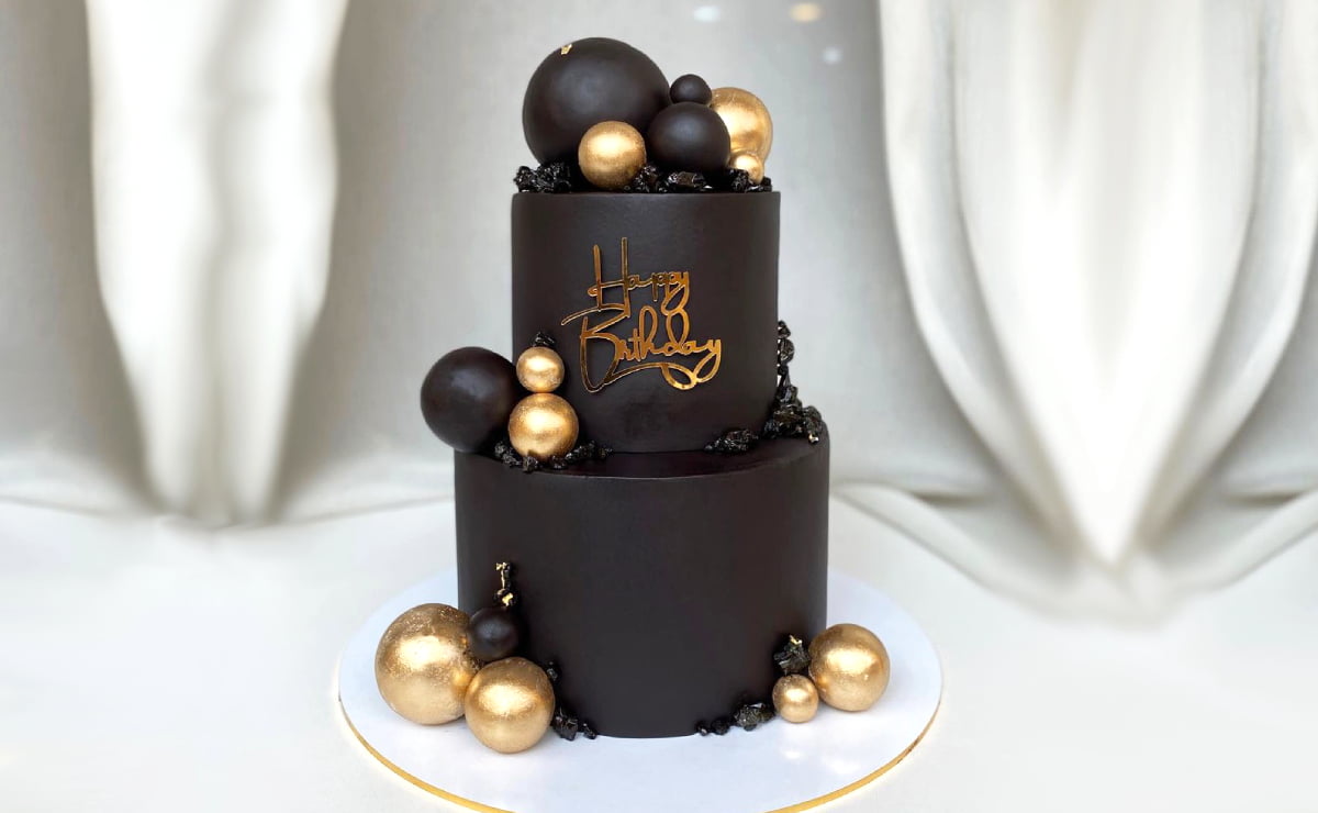 Bolo preto e dourado: o glamour da mesa de doces