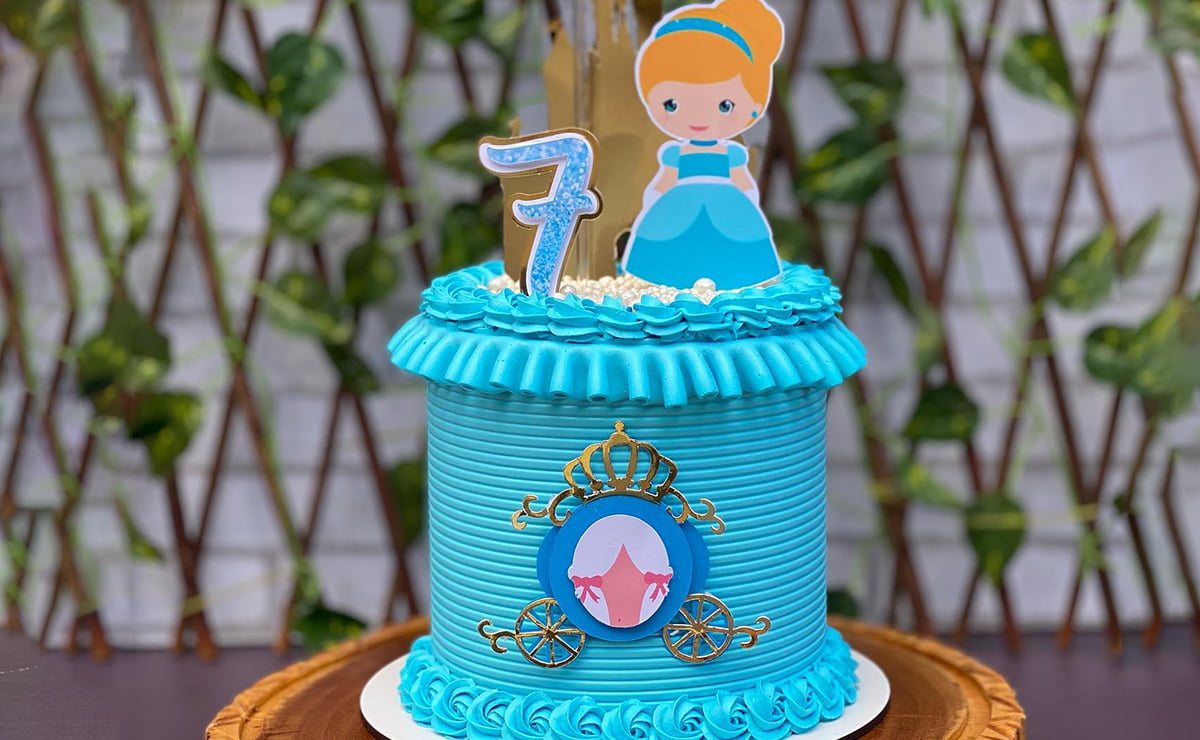 70 ideias de bolos da Cinderela para uma festa cheia de encanto
