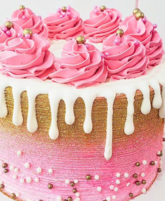 Bolo rosa com dourado: decorações afetivas e luxuosas